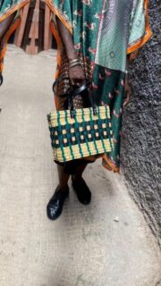 👜 Nouveau modèle disponible !
Optez pour l’originalité avec ce sac tressé à la main : design graphique, finitions soignées, anses en cuir robustes. 💼✨
Idéal pour sublimer vos looks du quotidien ! Quantités limitées.
📩 Commandez en message privé
#Marrakech #k&B By Dione #SacTendance #Nouveauté #ModeResponsable #VenteExclusive #Accessoires2025